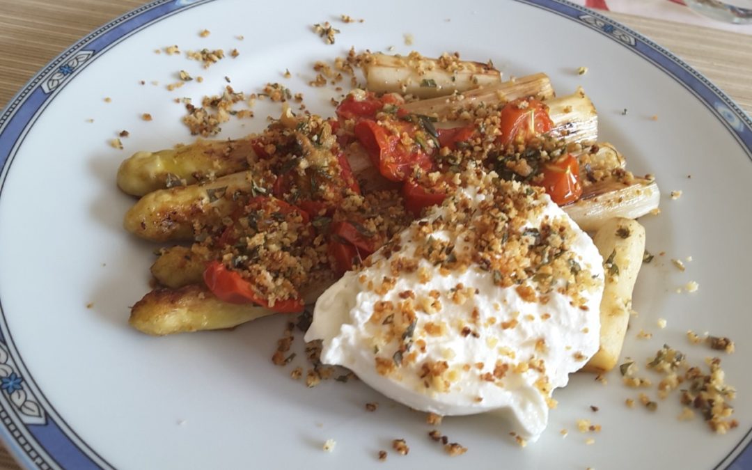Asperges rôties aux tomates confites, burrata et crumble aux amandes